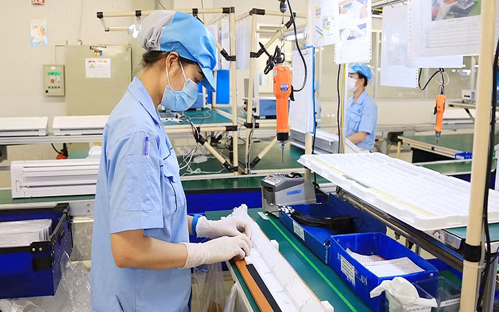 Linh kiện điện tử là mặt hàng có sự tăng trưởng trong quý I. Trong ảnh: Sản xuất linh kiện điện tử tại Công ty TNHH Rhythm Precision Việt Nam, Khu công nghiệp Nội Bài (Hà Nội). (Ảnh MINH HÀ)