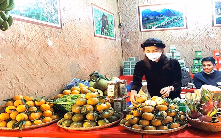 Sản phẩm cam sành của tỉnh Hà Giang được dán mã QR và đưa lên sàn giao dịch thương mại điện tử. (Ảnh NGUYỄN PHƯƠNG)