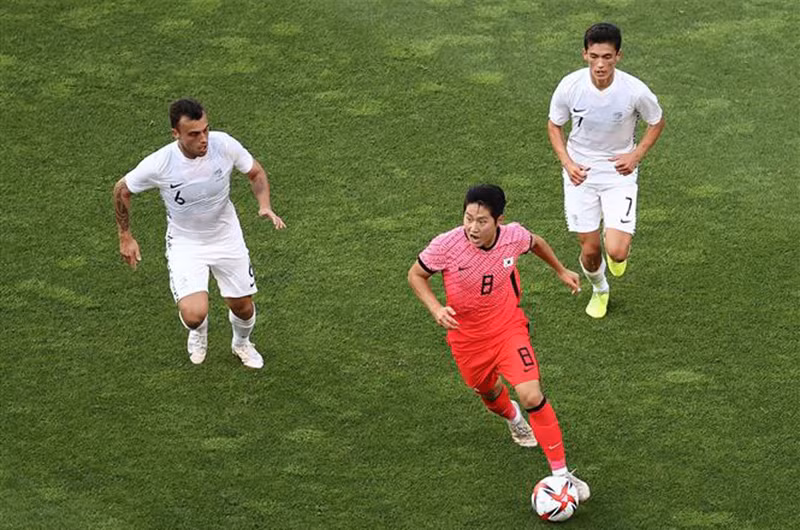 Lee Kang-in (giữa) đi bóng trong trận đấu gặp tuyển Olympic New Zealand ở bảng B môn bóng đá nam Olympic Tokyo 2020, tại Nhật Bản ngày 22/7/2021. (Ảnh: Yonhap/TTXVN)