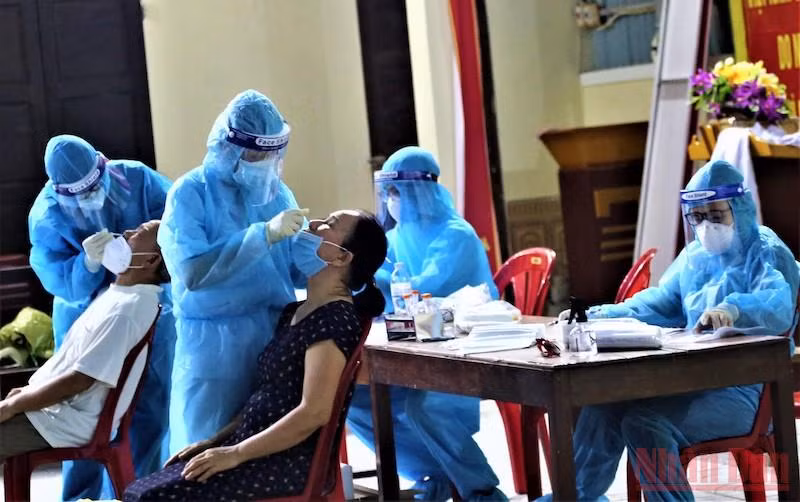 Lấy mẫu xét nghiệm nhanh ở TP Vinh, Nghệ An.