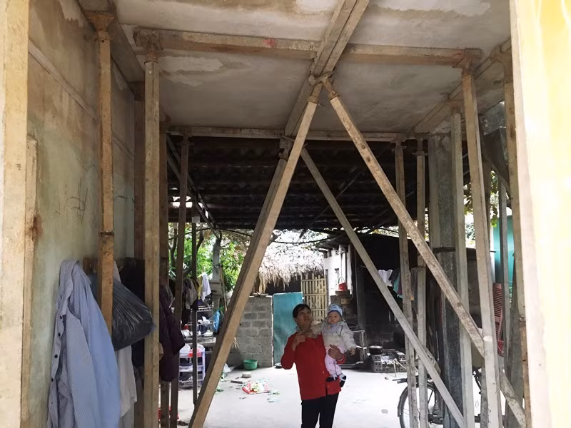 Chủ đầu tư phải gia cố cột chống nhà cho gia đình ông Nguyễn Ngọc Lập.