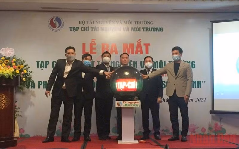 Các đại biểu thực hiện nghi thức ra mắt Tạp chí điện tử Tài nguyên và Môi trường. (Ảnh: VĂN TOẢN)