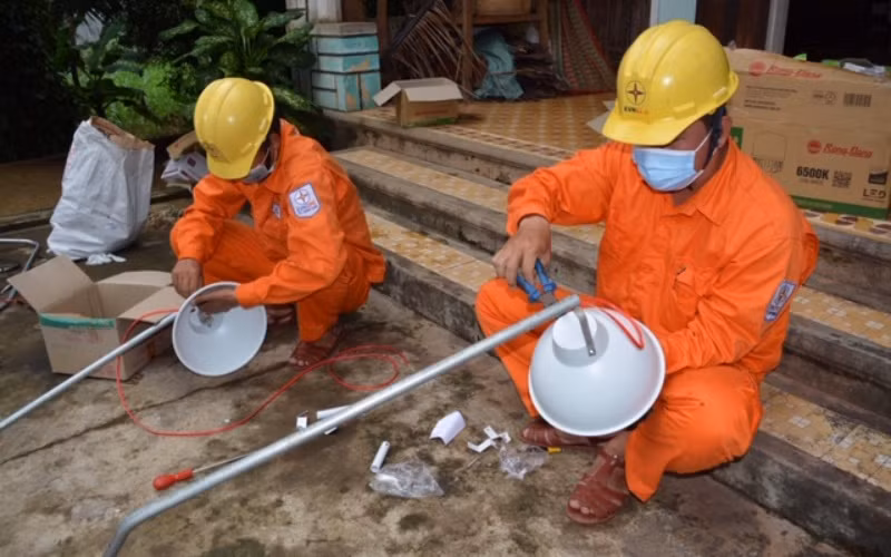Công ty Điện lực Bình Định phối hợp Đoàn thanh niên thị xã Hoài Nhơn thực hiện chương trình “Thắp sáng đường quê”.