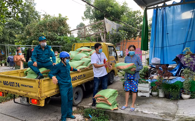 Hỗ trợ người dân gặp khó khăn do Covid-19.