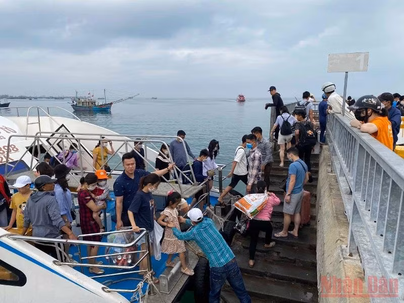 Du khách lên đảo Cô Tô trong ngày 30/4.
