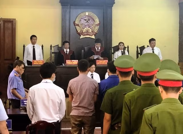 Chủ tọa đọc tuyên phạt đối với các bị cáo.