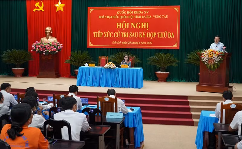 Phó Thủ tướng Phạm Bình Minh phát biểu tại hội nghị tiếp xúc cử tri.