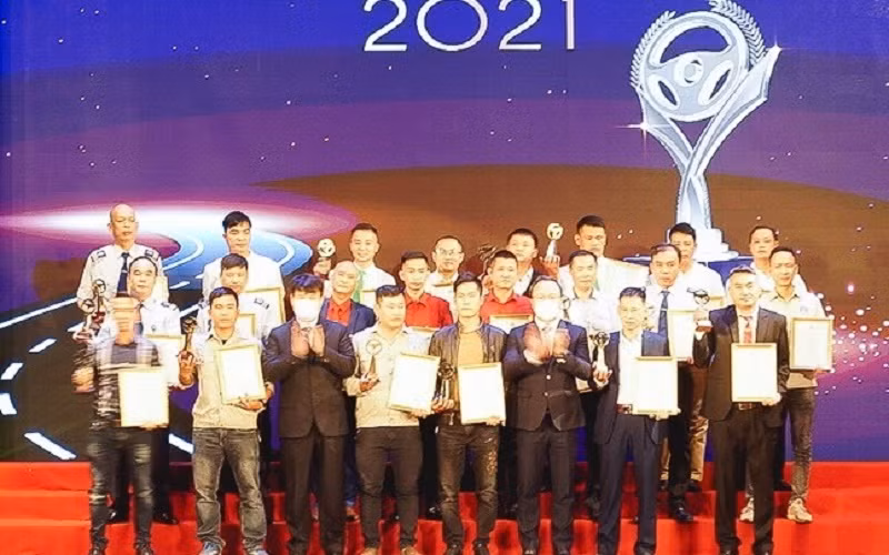 Trao giải “Vô lăng vàng” cho các tập thể, cá nhân đoạt giải. 
