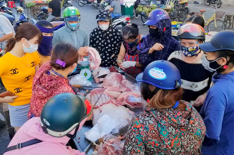 Do tâm lý, có thời điểm, người dân kéo đến chợ dân sinh để mua hàng (ảnh chụp ở chợ Hưng Dũng). (Ảnh: THU HUYỀN)