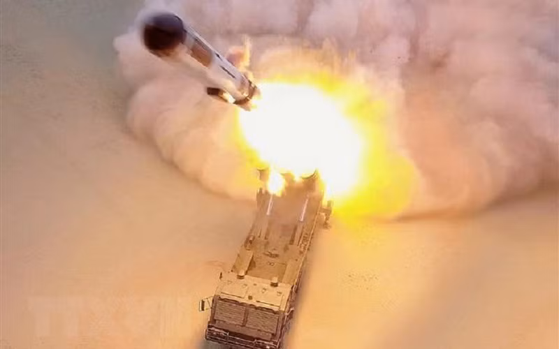 Hãng thông tấn Trung ương Triều Tiên (KCNA) ngày 28/1 đưa tin nước này đã bắn thử một hệ thống tên lửa hành trình tầm xa và một vụ thử tên lửa dẫn đường chiến thuật đất đối đất trong tuần. (Ảnh: YONHAP/TTXVN)