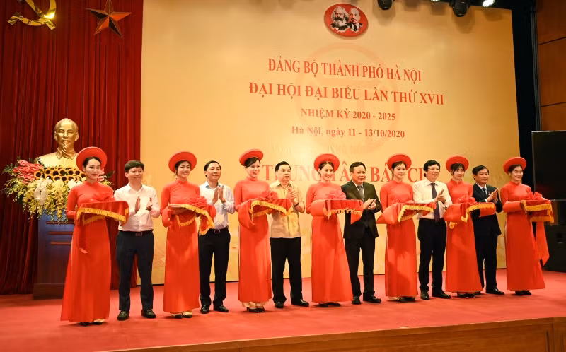 Các đại biểu cắt băng khai trương Trung tâm Báo chí Đại hội Đảng bộ thành phố Hà Nội lần thứ 17.