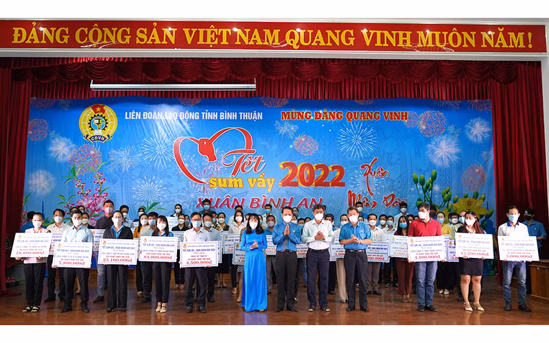 Đại diện lãnh đạo UBND tỉnh Bình Thuận và Liên đoàn Lao động tỉnh Bình Thuận trao quà của chương trình “Tết sum vầy-Xuân bình an” năm 2022 cho đại diện các Công đoàn cơ sở.