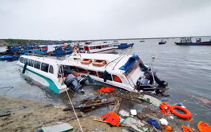 Tàu du lịch và thuyền của ngư dân trên đảo Lý Sơn (Quảng Ngãi) bị bão đánh chìm và hư hỏng nặng. Ảnh: CHÍ TÂM