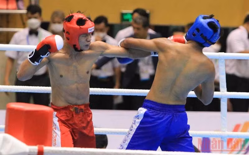 Nguyễn Thế Hưởng của Kickboxing Việt Nam (đỏ) thắng Kiang Athachai Saiprawat của đội Malaysia nội dung Full Contact nam, hạng cân dưới 67 kg với tỷ số 3:0.