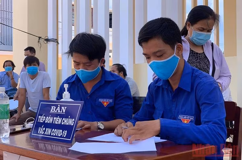 Đoàn viên Thị Đoàn Hoài Nhơn hỗ trợ tiêm phòng cho người dân tiêm phòng Covid-19.