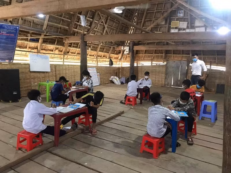 Ngành giáo dục Kon Tum linh hoạt tổ chức nhóm học trực tiếp tại nhà rông của làng cho các em học sinh không có điều kiện học trực tuyến.
