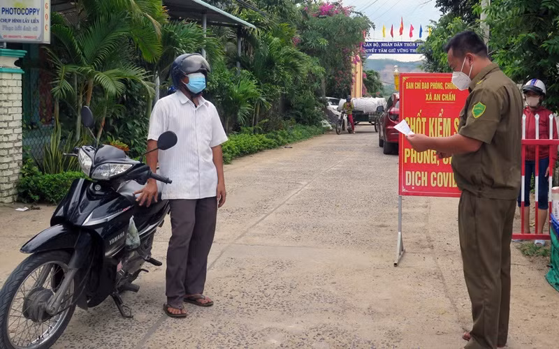 Tổ chức kiểm soát ra vào và cung ứng hàng hóa cần thiết cho khu vực phong tỏa xã An Chấn, huyện Tuy An, Phú Yên.