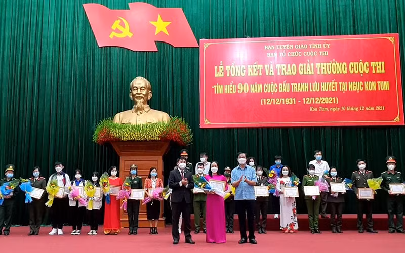Trao Giấy chứng nhận và giải thưởng cho cá nhân đạt giải Nhất Cuộc thi viết "Tìm hiểu 90 năm Cuộc đấu tranh Lưu huyết tại Ngục Kon Tum".