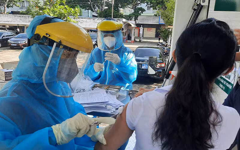Trung tâm Kiểm soát bệnh tật tỉnh Vĩnh Long tiêm vaccine mũi 3 tăng cường cho lực lượng tuyến đầu phòng, chống dịch vào sáng 10/12. (Ảnh: BÁ DŨNG) 