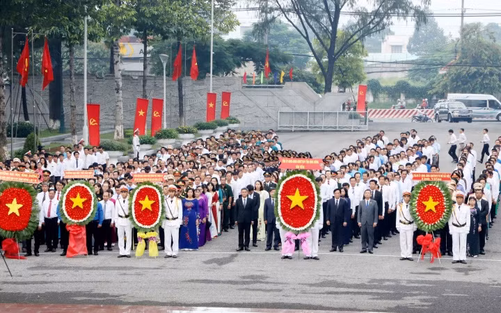 Bình Dương trao tặng quà cho các gia đình chính sách -0
