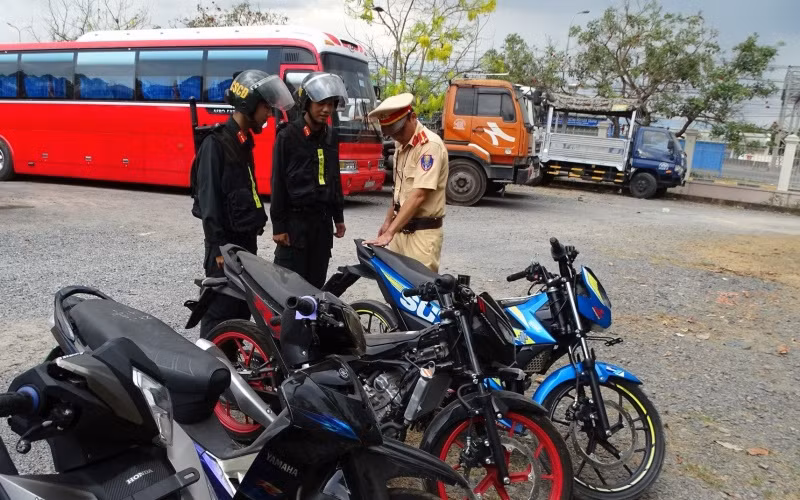 Lực lượng công an tạm giữ phương tiện của các đối tượng tham gia đua xe trái phép trên quốc lộ 51.