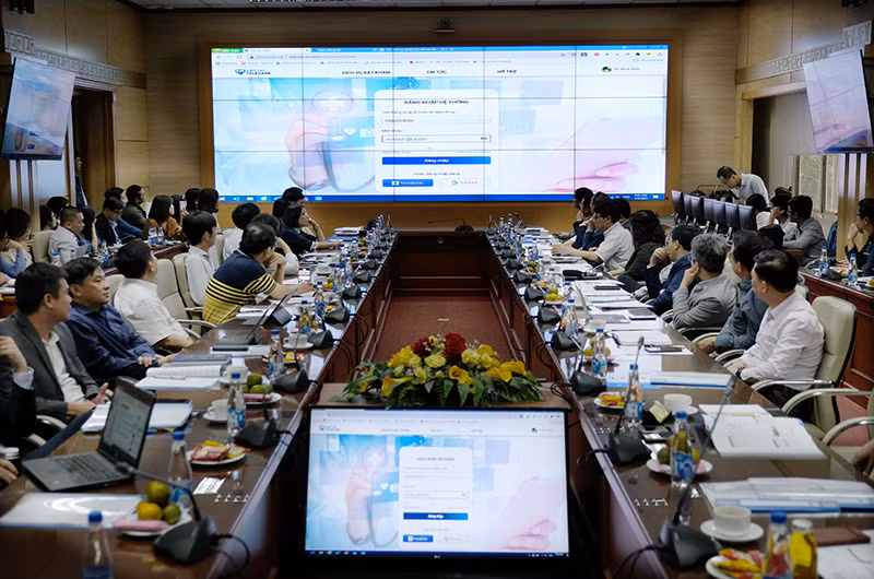 Các đại biểu nghe đơn vị phát triển một phần mềm giới thiệu về hệ thống đặt lịch khám, chữa bệnh trực tuyến.