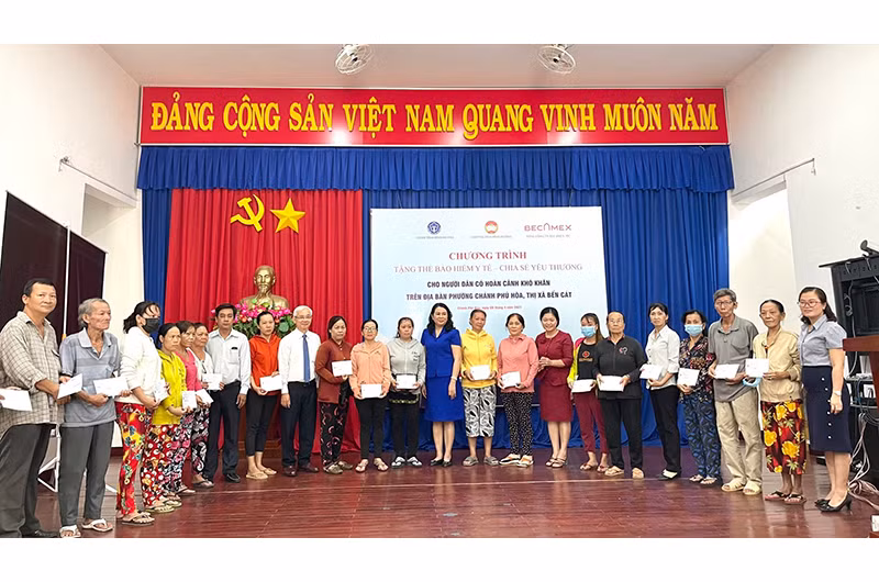 Tặng thẻ BHYT cho người dân có hoàn cảnh khó khăn. 