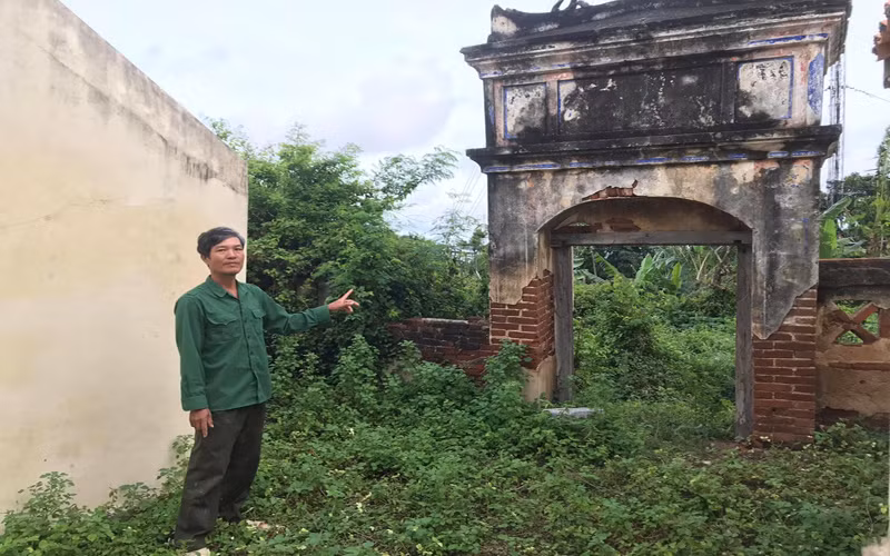 Cửa Đông môn xuống cấp trầm trọng. Vòng thành, các mặt đông - nam- bắc bị sập.