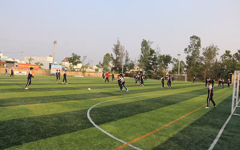 Sân bóng đá mini do Hoiana tài trợ.