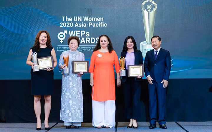 Trao giải WEPs cho các doanh nghiệp Việt Nam (Ảnh: UNWomen).