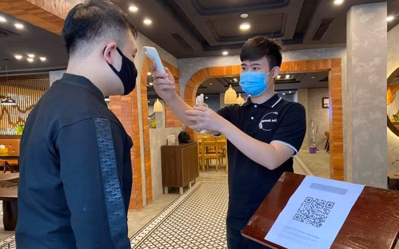 Nhiều phường tại quận Đống Đa đã cho phép các cửa hàng ăn uống phục vụ tại chỗ.
