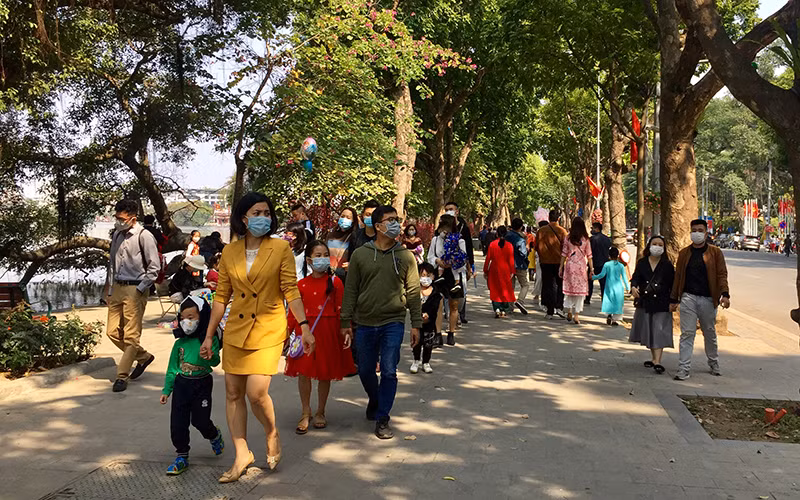 Khách du lịch đến hồ Hoàn Kiếm dịp Tết Nguyên đán.