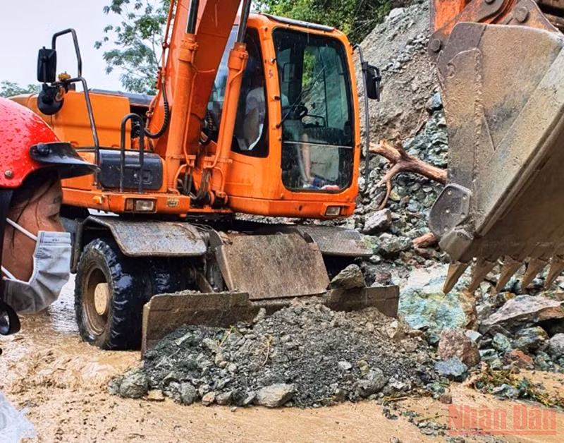 Mưa lớn gây sạt lở và ngập úng nặng ở Lào Cai -3