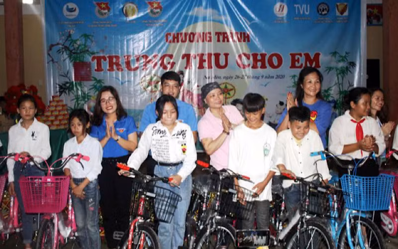 Ban tổ chức tặng xe đạp cho học sinh vùng cao đến trường học tập.