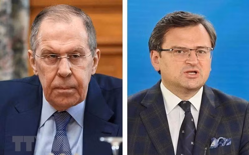 Ngoại trưởng Nga Sergei Lavrov (trái) và người đồng cấp Ukraine Dmytro Kuleba. (Ảnh: Reuters/TTXVN)