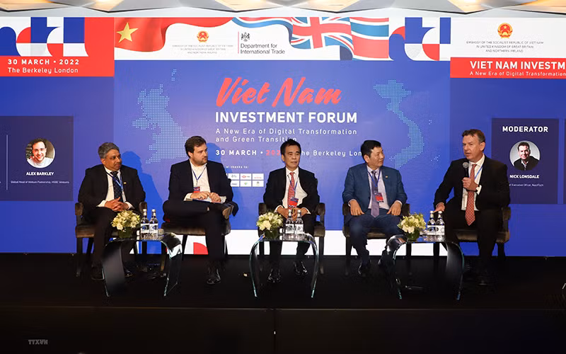 Đại diện lãnh đạo các doanh nghiệp hai nước Việt Nam và Vương quốc Anh thảo luận về kỹ thuật số và công nghệ tài chính giúp phát triển nền kinh tế “theo yêu cầu” của Việt Nam. (Ảnh: Đình Thư/TTXVN)