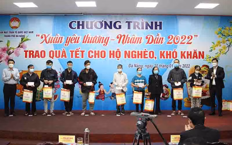 Trao quà Tết cho hộ nghèo.