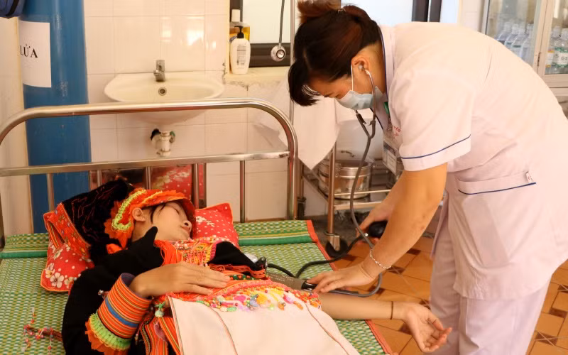 Chị Tẩn Sa Dấu ở bản Sơn Bình, xã Ma Ly Pho, huyện Phong Thổ (Lai Châu) đến Trạm Y tế xã Ma Ly Pho để khám thai định kỳ.