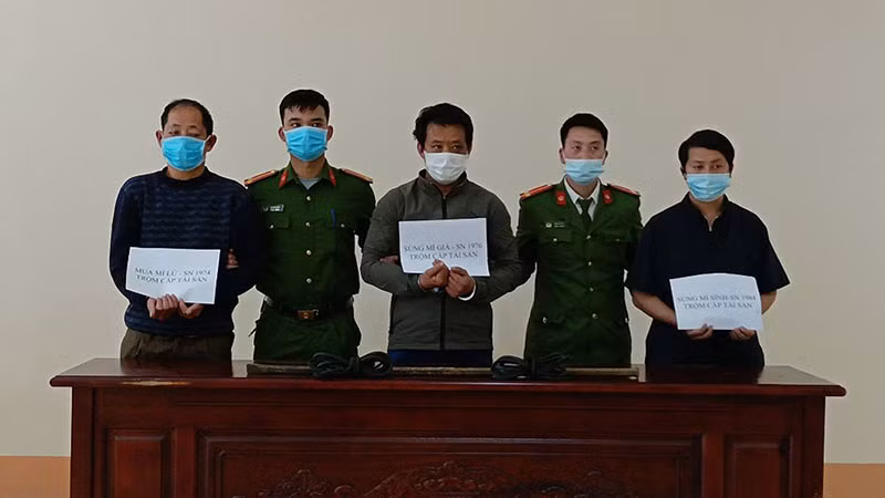 Các đối tượng cùng tang vật tại cơ quan điều tra Công an huyện Mèo Vạc. (Ảnh: Minh Giàng)