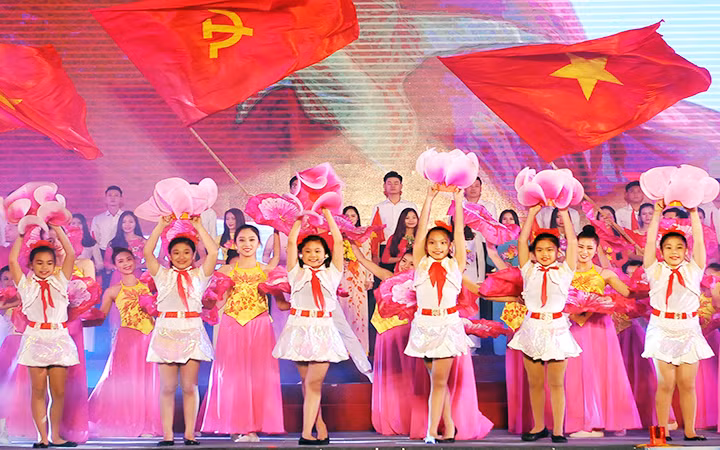 Hát mừng Đảng quang vinh. Ảnh: ĐĂNG KHOA