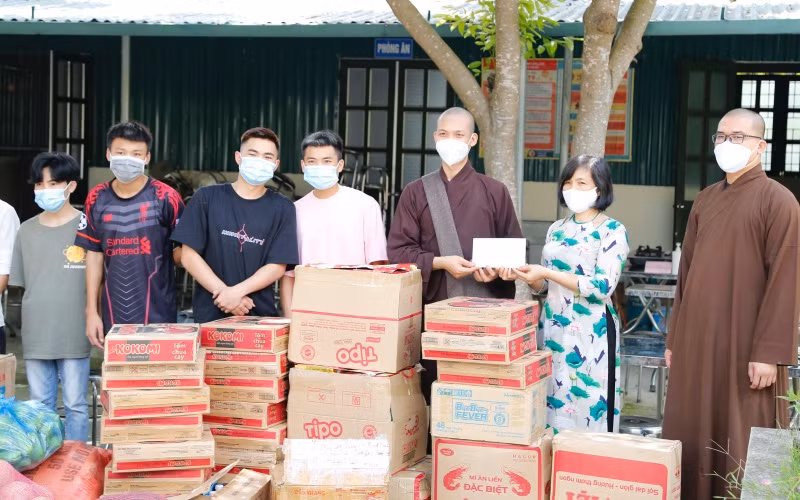 Cô giáo và các em học sinh Trường THPT Thanh Nưa nhận hàng hỗ trợ từ các nhà hảo tâm.