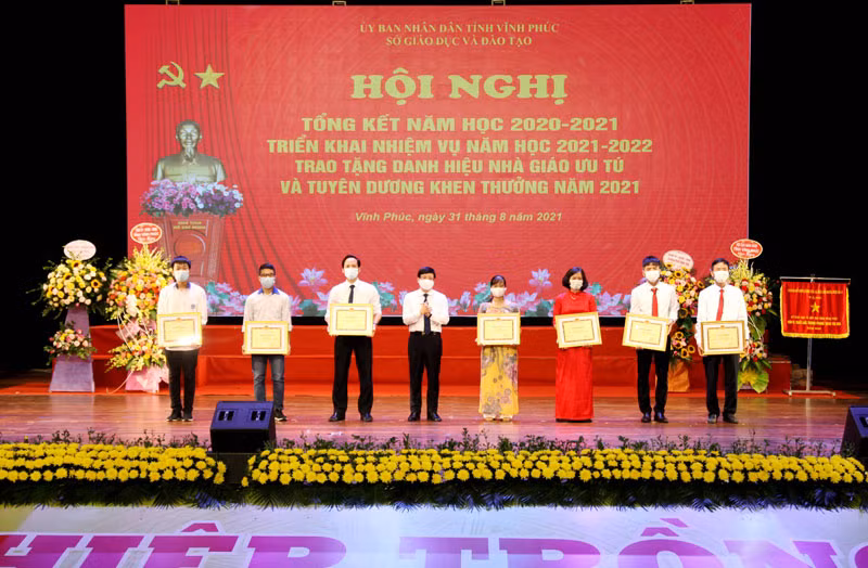 Khen thưởng giáo viên và học sinh xuất sắc của Trường THPT Chuyên Vĩnh Phúc.