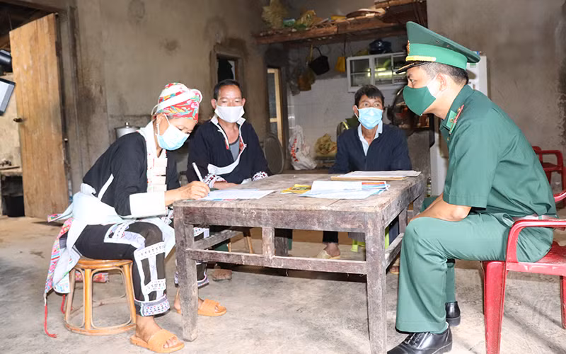 Vận động người dân vùng biên giới tham gia phòng, chống dịch Covid-19 và ngăn chặn xuất nhập cảnh trái phép -0