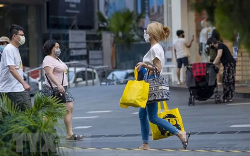 Người dân đeo khẩu trang phòng dịch COVID-19 tại Kuala Lumpur, Malaysia. (Ảnh: THX/TTXVN)