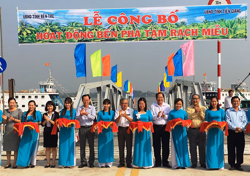 Đại biểu cắt băng công bố hoạt động bến phà tạm Rạch Miễu.