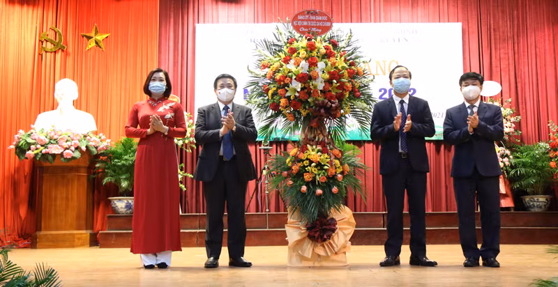 GS,TS Nguyễn Xuân Thắng tặng hoa chúc mừng lễ khai giảng năm học mới 2021-2022.