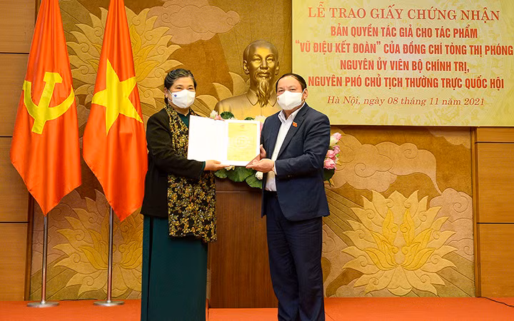 Bộ trưởng Văn hóa, Thể thao và Du lịch Nguyễn Văn Hùng trao Giấy chứng nhận đăng ký bản quyền tác giả tới nguyên Phó Chủ tịch Thường trực Quốc hội Tòng Thị Phóng (Ảnh: quochoi.vn).