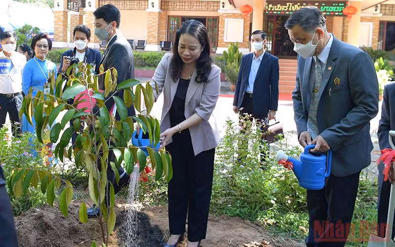 Phó Chủ tịch nước Võ Thị Ánh Xuân trồng cây tại Khu di tích Chủ tịch Hồ Chí Minh, tỉnh Udon Thani, Thái Lan. (Ảnh: Tuấn Anh)