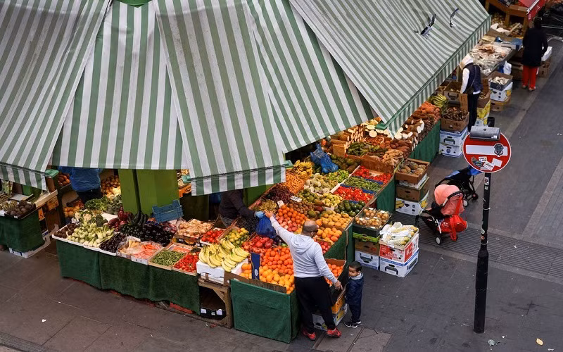 Người dân Anh mua trái cây và rau quả tại chợ Brixton ở London. (Ảnh: Reuters)