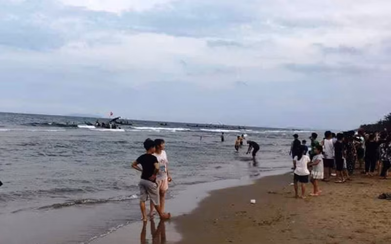 Lực lượng chức năng tìm kiếm ba trẻ em đuối nước.